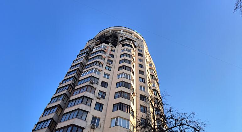 Повреждения жилого здания после ночных атак на города Украины.